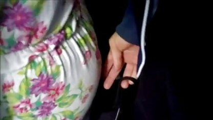 انه يحب ذلك عندما ألمس مؤخرتها في الحافلة. فلم سكسي جدا