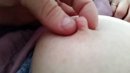 اللعب مع الحلمات القديمة متعب. سكس محارم شقراء