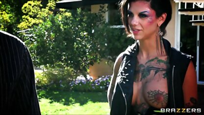 اثنين من الفتيات وحيدا في علاقة سكس الامهات مترجم